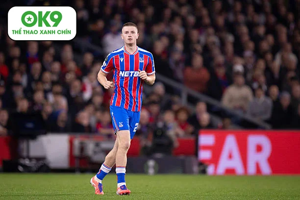 Dwight Yorke nghi ngờ Adam Wharton là giải pháp tiền vệ phòng ngự cho Man United.