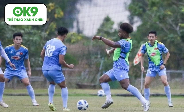 HLV Kim Sang-sik cân nhắc rủi ro khi Xuân Son tái xuất đội tuyển Việt Nam sau chấn thương dài hạn.