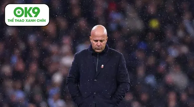 Liverpool thiếu thủ môn dự bị ổn định sau khi Kelleher rời đi, Arne Slot bị chỉ trích.