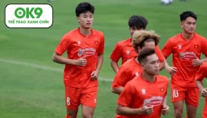 nguyen van truong len xe cap cuu sau chan thuong n