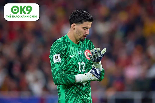 Trong trận hòa kịch tính với Tây Ban Nha, Altay Bayindir chứng tỏ tài năng, song vị trí tại MU còn mơ hồ.